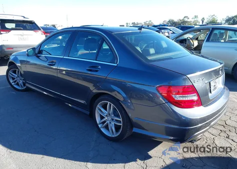 2013 Mercedes-Benz C 250 Sport z USA, uszkodzony, nr VIN WDDGF4HB2DA852950